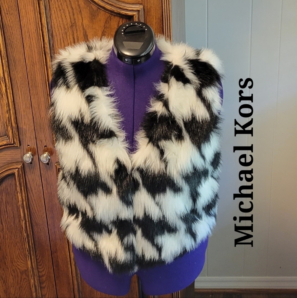 ❣️HP❣️Michael Kors adorable faux fur bl & wh vest jacket size: M ( NWOT )